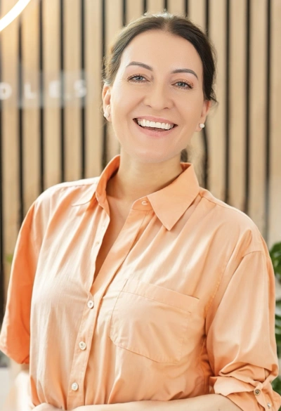 Meet the Maker Karolina in the Glow & Scent studio, smiling into the camera